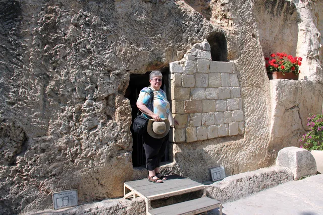 Garden Tomb image 14