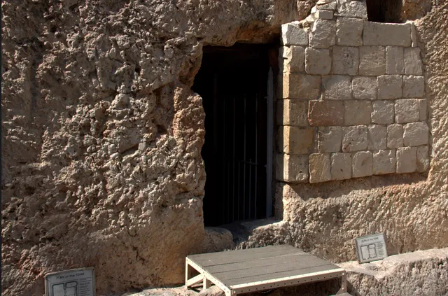 Garden Tomb image 12